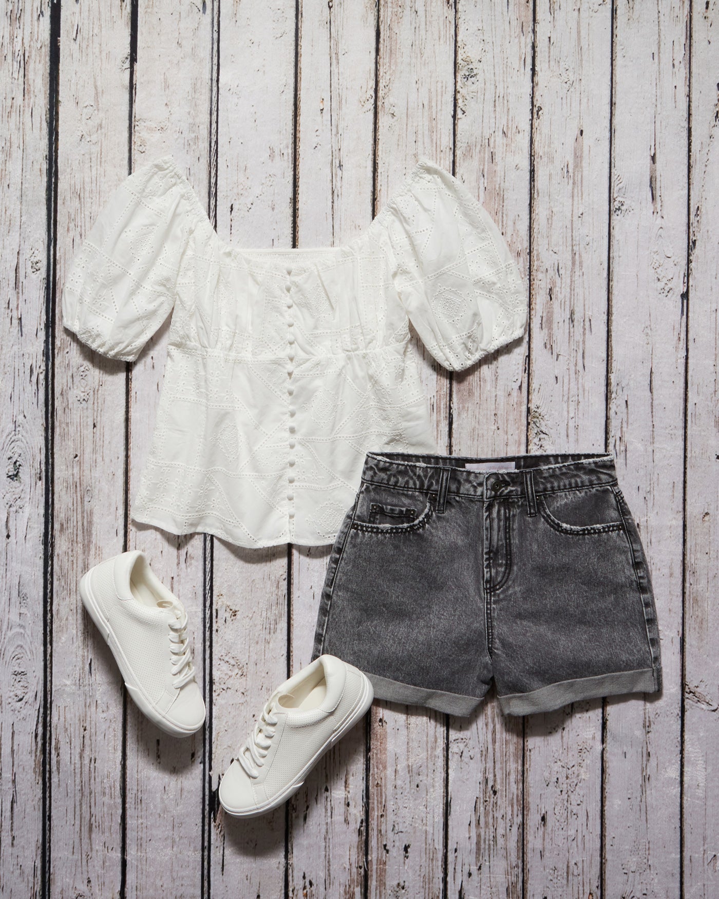 DOLLY EYELET TOP